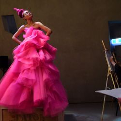 Una modelo muestra un traje del diseñador australiano J'Aton en la Galería Nacional de Victoria durante la Semana de la Moda de Melbourne. | Foto:William West / AFP