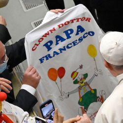 El Papa Francisco recibe un regalo durante su audiencia general semanal en el aula Pablo VI en el Vaticano. | Foto:ALBERTO PIZZOLI / AFP