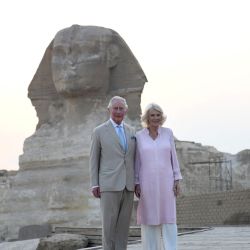 El príncipe Carlos de Inglaterra y Camilla, duquesa de Cornualles, son fotografiados frente a la Esfinge en la meseta de las Pirámides de Guiza, en las afueras del oeste de la capital egipcia, El Cairo. | Foto:AHMED HASAN / AFP