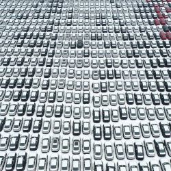 Esta foto aérea muestra coches recién producidos alineados rodeados de nieve reciente en una fábrica de BMW en Shenyang, en la provincia nororiental china de Liaoning. | Foto:AFP