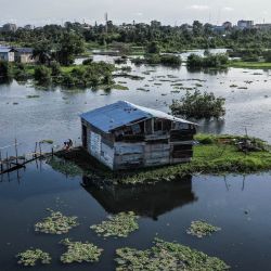 Esta imagen aérea muestra una casa rodeada de agua en los pantanos que rodean la isla Fredrick en Monrovia. | Foto:JOHN WESSELS / AFP