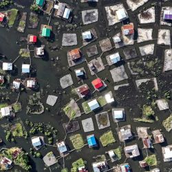 Esta vista aérea muestra casas en los pantanos alrededor de la isla Fredrick en Monrovia. - La isla Fredrick es un barrio construido sobre un pantano con casas unidas con pequeños puentes de madera. | Foto:JOHN WESSELS / AFP