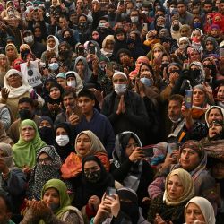 Los devotos musulmanes ofrecen oraciones mientras un sacerdote muestra una reliquia que marca el 'urs', o aniversario de la muerte del santo sufí que vivió en Bagdad hace unos 1.000 años, en el santuario del jeque Abdul Qadir Geelani en Srinagar. | Foto:TAUSEEF MUSTAFA / AFP