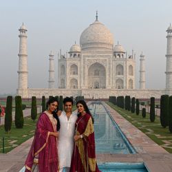 Los visitantes toman fotos en el Taj Mahal en medio de la niebla tóxica en Agra. | Foto:Sajjad Hussain / AFP