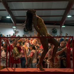 La reina de la samba de Viradouro, Erika Januza, baila en una tarima durante el ensayo de la escuela de samba de Viradouro, con vistas al próximo carnaval de 2022, en Niteroi, estado de Río de Janeiro, Brasil. | Foto:MAURO PIMENTEL / AFP