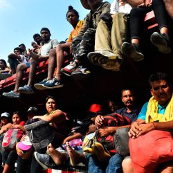 Migrantes que se dirigen en caravana hacia Estados Unidos, viajan en un camión en Nuevo Morelos, municipio de Jesús Carranza, estado de Veracruz, México. | Foto:CLAUDIO CRUZ / AFP