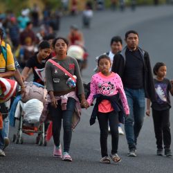 Migrantes que se dirigían en caravana hacia Estados Unidos, caminan en Palomares, Municipio de Matías Romero, Estado de Oaxaca, México. | Foto:CLAUDIO CRUZ / AFP