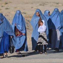 Mujeres afganas vestidas con burka caminan por una calle de la ciudad de Ghazni, en la provincia de Ghanzni. | Foto:HECTOR RETAMAL / AFP