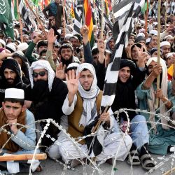 Activistas del Movimiento Democrático de Pakistán gritan consignas durante una protesta antigubernamental contra la inflación y el desempleo en Quetta. | Foto:BANARAS KHAN / AFP