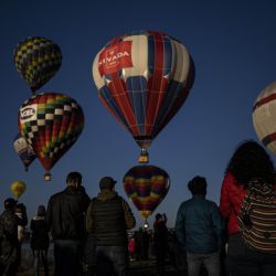 Personas observan globos aerostáticos durante la 20 edición del Festival Internacional del Globo 2021, en León, en el estado de Guanajuato, México. | Foto:Xinhua/David de la Paz