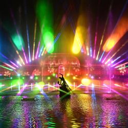 Las luces iluminan la Casa de las Palmeras durante un photocall en los Jardines de Kew, en el suroeste de Londres, como anticipo de su evento de espectáculo de luces "Christmas at Kew". | Foto:JUSTIN TALLIS / AFP