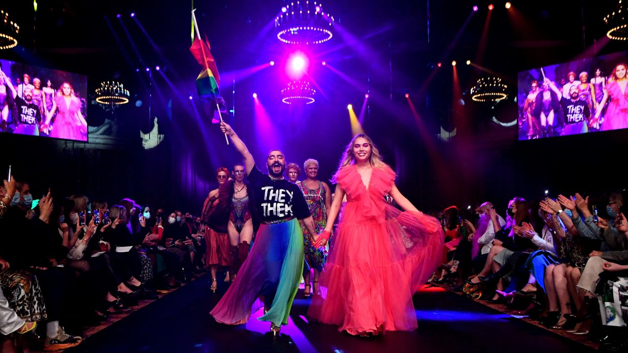 Modelos desfilan al final de un desfile de moda durante la Semana de la Moda de Melbourne en Melbourne, Australia. | Foto:William West / AFP