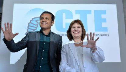Patricia Bullrich junto a sindicalistas de la CTE.