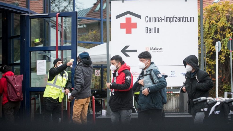 Alemania impone restricciones a los no vacunados para frenar casos