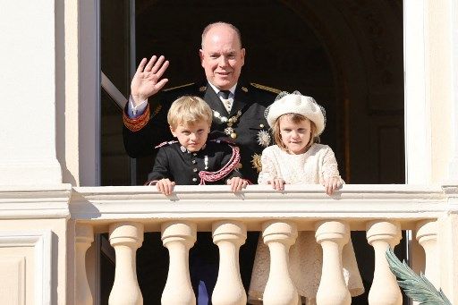 Día Patrio en Mónaco: Alberto y sus hijos Jacques y Gabriella.