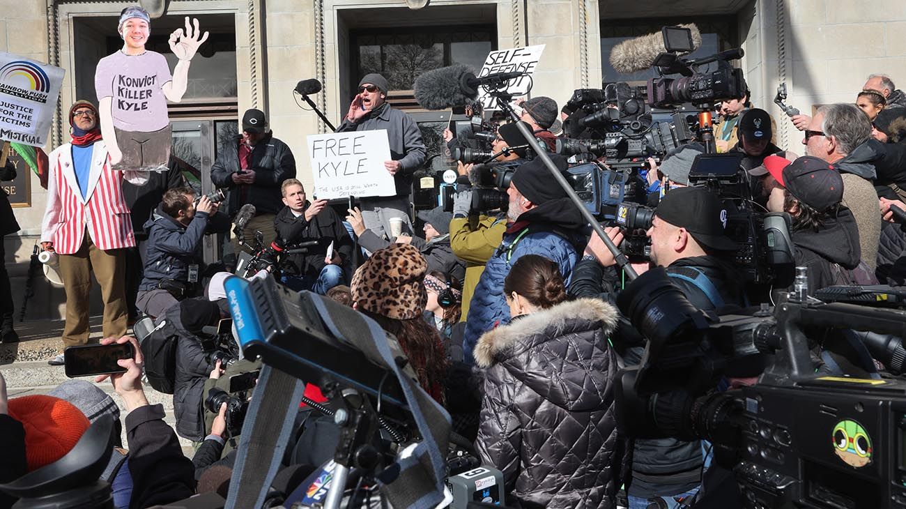 Rittenhouse, el adolescente estadounidense que mató a tiros a dos hombres durante las protestas y disturbios contra la brutalidad policial en Wisconsin el año pasado, fue absuelto de todos los cargos el viernes después de un juicio de alto perfil y políticamente divisivo.