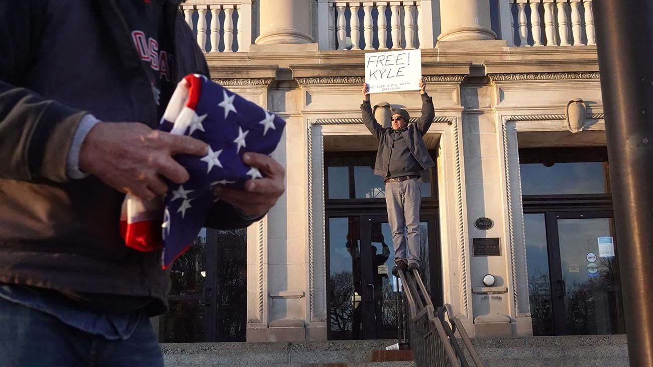 Rittenhouse, el adolescente estadounidense que mató a tiros a dos hombres durante las protestas y disturbios contra la brutalidad policial en Wisconsin el año pasado, fue absuelto de todos los cargos el viernes después de un juicio de alto perfil y políticamente divisivo.