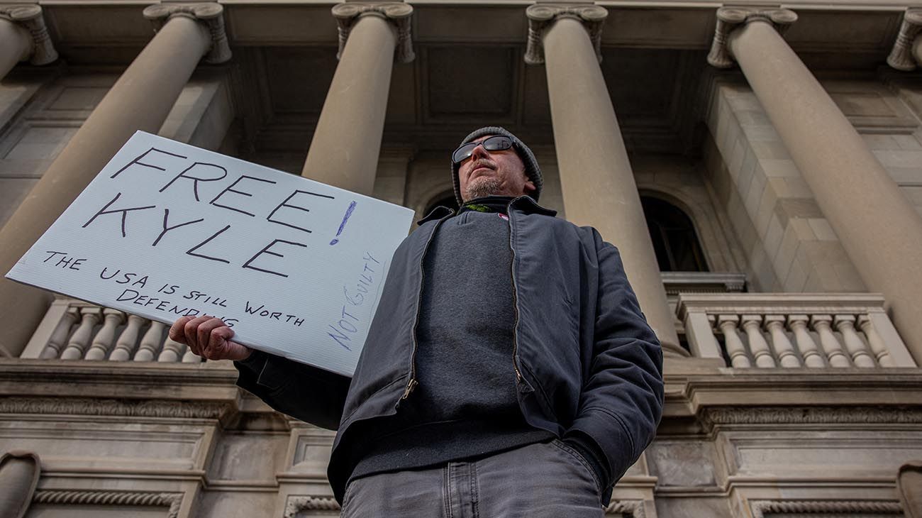 Rittenhouse, el adolescente estadounidense que mató a tiros a dos hombres durante las protestas y disturbios contra la brutalidad policial en Wisconsin el año pasado, fue absuelto de todos los cargos el viernes después de un juicio de alto perfil y políticamente divisivo.