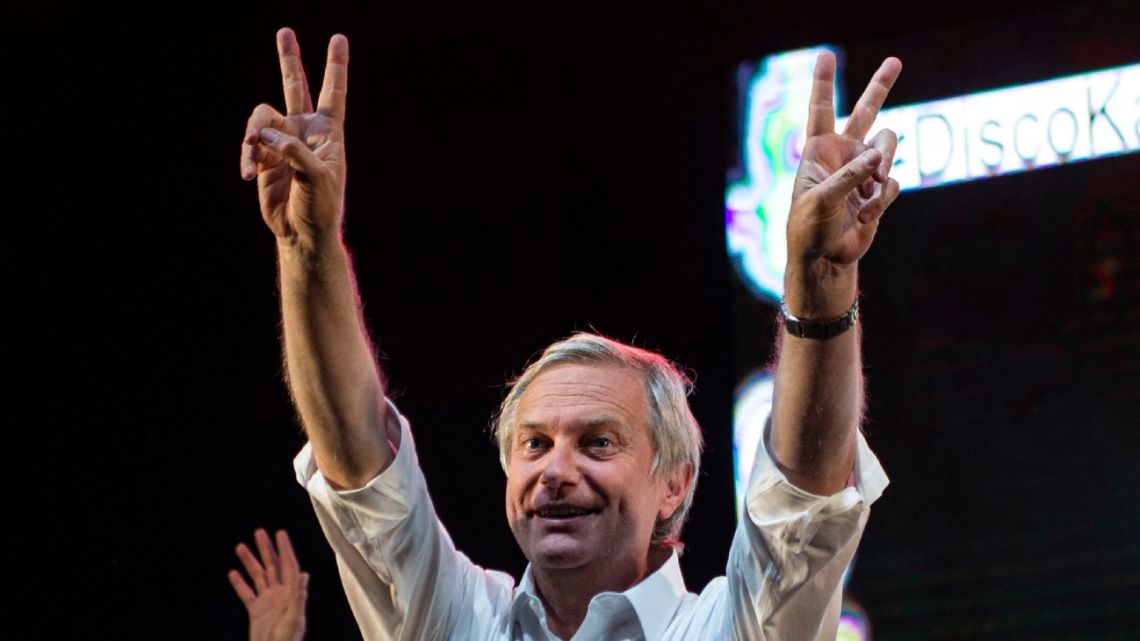 Chilean presidential candidate for the Partido Republicano party, José Antonio Kast, greets his supporters after speaking during his closing campaign rally in Santiago, on November 18, 2021. 