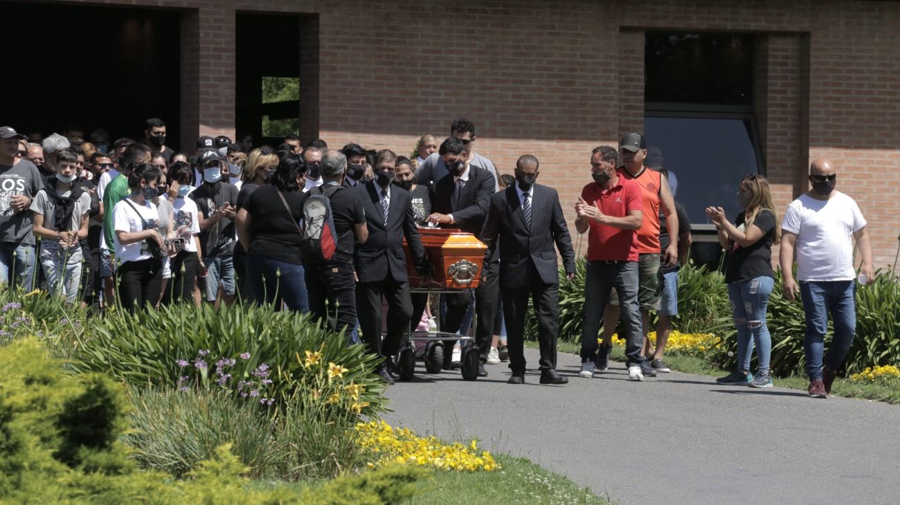 Los restos de Lucas González, el adolescente asesinado por policías en Barracas, fueron inhumados en el cementerio Parque Iraola.