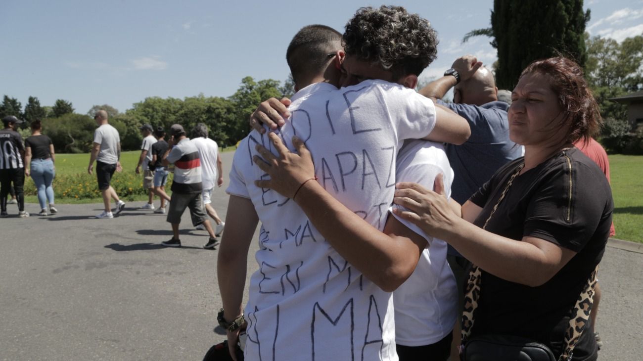 Los restos de Lucas González, el adolescente asesinado por policías en Barracas, fueron inhumados en el cementerio Parque Iraola.