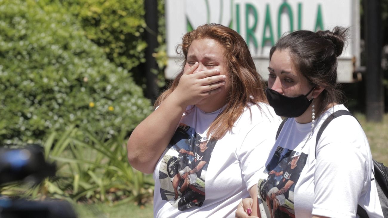 Los restos de Lucas González, el adolescente asesinado por policías en Barracas, fueron inhumados en el cementerio Parque Iraola.