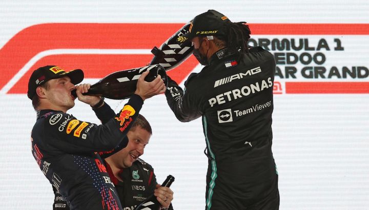 Mano a mano: Hamilton y Verstappen luchan por el título a dos carreras del final de la temporada. //AFP