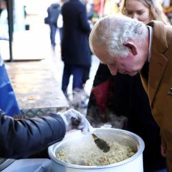 El príncipe Carlos (derecha) de Gran Bretaña, príncipe de Gales, visita un puesto de comida en el mercado de Cambridge, en el este de Inglaterra. AFP | Foto:AFP