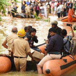 3	Rescatistas evacuan a residentes de áreas inundadas tras fuertes lluvias, en Bangalore, India. (Xinhua/Str) (oa) (ra) (vf) | Foto:Xinhua News Agncy