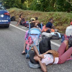 4	Migrantes que participan en una caravana con rumbo hacia Estados Unidos toman un descanso en una carretera, en el municipio de Mapastepec, estado de Chiapas, en el sureste de México. Una caravana migrante partió el 18 de noviembre desde la ciudad de Tapachula, en Chiapas, y fronteriza con Guatemala hacia a la frontera con Estados Unidos. (Xinhua/Jacob García) (jag) (oa) (ra) (vf) | Foto:Xinhua News Agncy