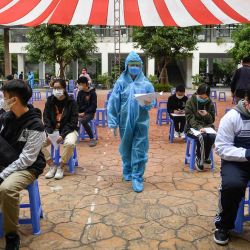 Los jóvenes de entre 12 y 17 años esperan recibir dosis de la vacuna contra el coronavirus Pfizer / BioNTech Covid-19 en Hanoi. Vietnam. AFP | Foto:AFP