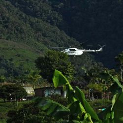 Helicóptero de la ONU sobrevuela un Espacio Territorial de Capacitación y Reincorporación (ETCR) en Dabeiba, departamento de Antioquia, Colombia, un día antes de la conmemoración del quinto aniversario del acuerdo de paz entre el gobierno colombiano y la guerrilla de las FARC. AFP | Foto:AFP