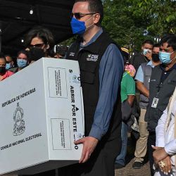 El presidente del Consejo Nacional Electoral (CNE), Kelvin Aguirre, se prepara para entregar simbólicamente una urna electoral al jefe de las Fuerzas Armadas de Honduras, Tito Livio Moreno, en Tegucigalpa. AFP | Foto:AFP