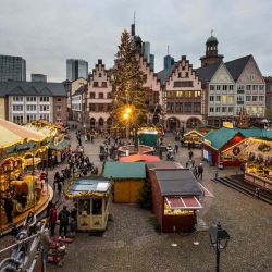 El mercado navideño de Frankfurt am Main se muestra en medio de la nueva pandemia del coronavirus COVID-19.- Alemania anunció la semana pasada restricciones de Covid más estrictas. AFP | Foto:AFP