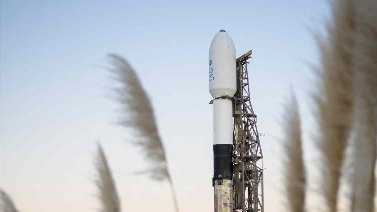 El cohete SpaceXFalcon 9 con la prueba de redirección de doble asteroide, o DART, nave espacial a bordo, se ve durante el amanecer, en el Complejo de Lanzamiento Espacial 4E, Base de la Fuerza Espacial Vandenberg en California. Nasa/AFP | Foto:AFP