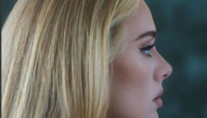 Adele con la nueva versión de Easy On Me, reitera que es la reina de los outfits negros