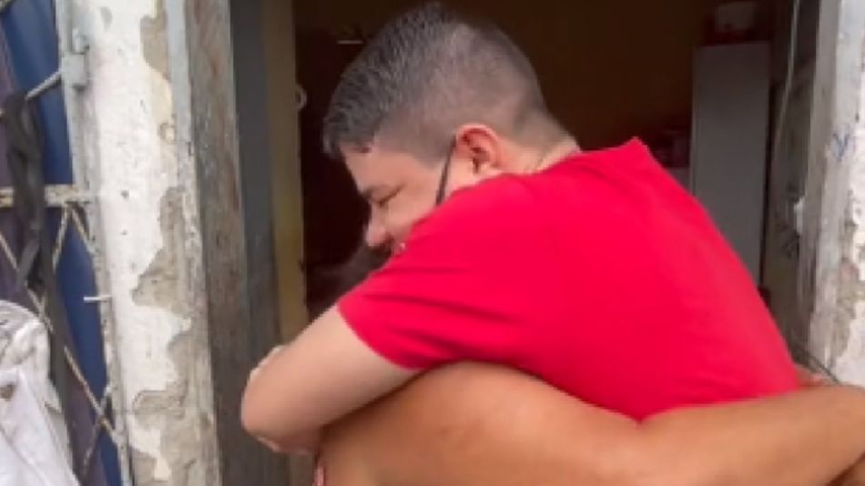 El streamer le entregó su primer sueldo a su madre, como prometió