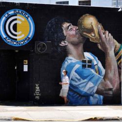 El mural recrea el momento cuando Diego Maradona, el 29 de junio de 1986 en el Estadio Azteca de México, besa la Copa del Mundo luego de recibirla como capitán del seleccionado argentino. Barrio de Agronomía. Foto Vale Ruiz | Foto:Valeria Ruiz