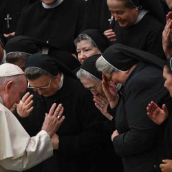 El Papa Francisco reza con un grupo de monjas durante la audiencia general semanal en el salón Pablo VI del Vaticano. AFP | Foto:AFP
