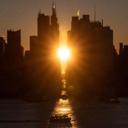 El sol sale por encima de la calle 42 durante un 'Manhattanhenge' inverso en Nueva York. AFP | Foto:AFP