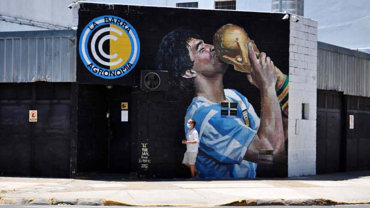 El mural recrea el momento cuando Diego Maradona, el 29 de junio de 1986 en el Estadio Azteca de México, besa la Copa del Mundo luego de recibirla como capitán del seleccionado argentino. Barrio de Agronomía. Foto Vale Ruiz | Foto:Valeria Ruiz
