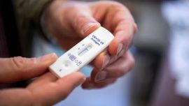 El insólito kit para "autocontagiarse" de coronavirus que está a la venta en Países Bajos