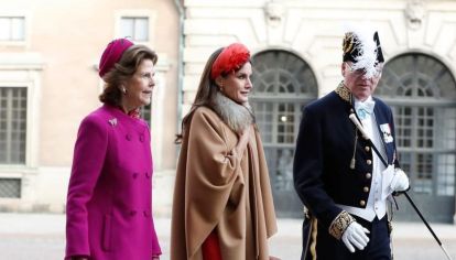 Letizia Ortiz estrena la capa ideal para cualquier temporada y que vos querés tener