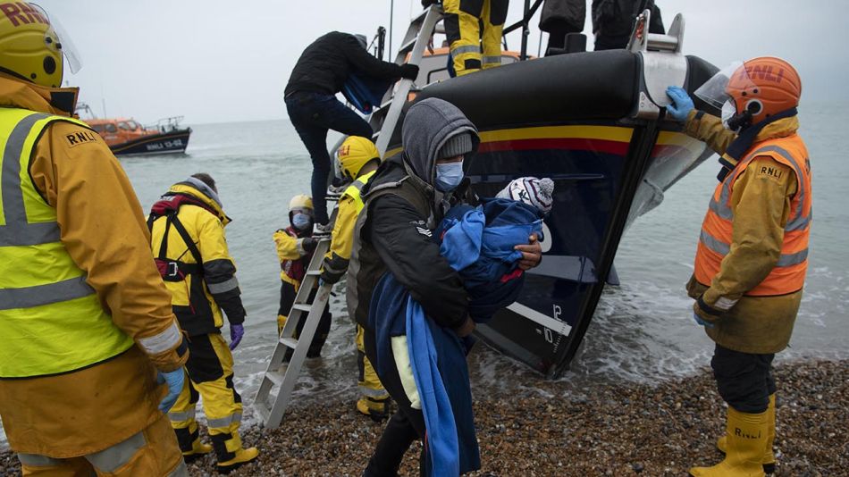 Tragedia en el Canal de la Mancha: se ahogaron 27 migrantes que querían  cruzar al Reino Unido | Perfil