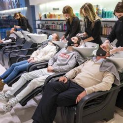 Los peluqueros y los clientes usan una máscara durante una sesión de peluquería en Ámsterdam, Países Bajos.  | Foto:AFP