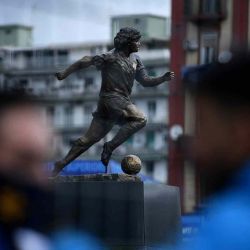 Una estatua de bronce de tamaño natural de la leyenda del fútbol argentino Diego Armando Maradona por el escultor italiano Domenico Sepe se ve en el Estadio Armando Maradona en Nápoles.  | Foto:AFP