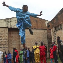 un competidor realizando ejercicios de calentamiento previo al Tour de Artes Marciales de Kenia, en el condado de Kiambu, Kenia. | Foto:Xinhua News Agncy