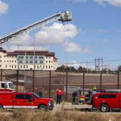Bomberos laboran cerca del sitio donde un hombre fue encontrado sin vida en un canal de irrigación en los limites de la frontera entre Estados Unidos y México, en Ciudad Juárez, estado de Chihuahua, México | Foto:Xinhua News Agncy