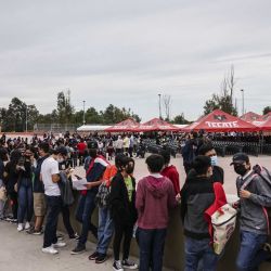 Jóvenes hacen fila para recibir una dosis de una vacuna contra la enfermedad del nuevo coronavirus (COVID-19) durante una campaña de vacunación para adolescentes de 15 a 17 años de edad, en Tijuana, en el noroeste de México | Foto:Xinhua News Agncy