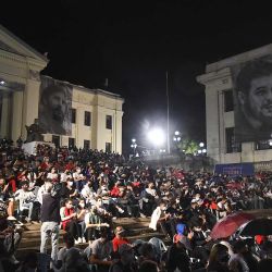 Estudiantes e integrantes de organizaciones sociales asisten a la velada político-cultural por el quinto aniversario del fallecimiento del líder histórico de la Revolución cubana, Fidel Castro, en la escalinata de la Universidad de La Habana, en La Habana, capital de Cuba | Foto:Xinhua News Agncy
